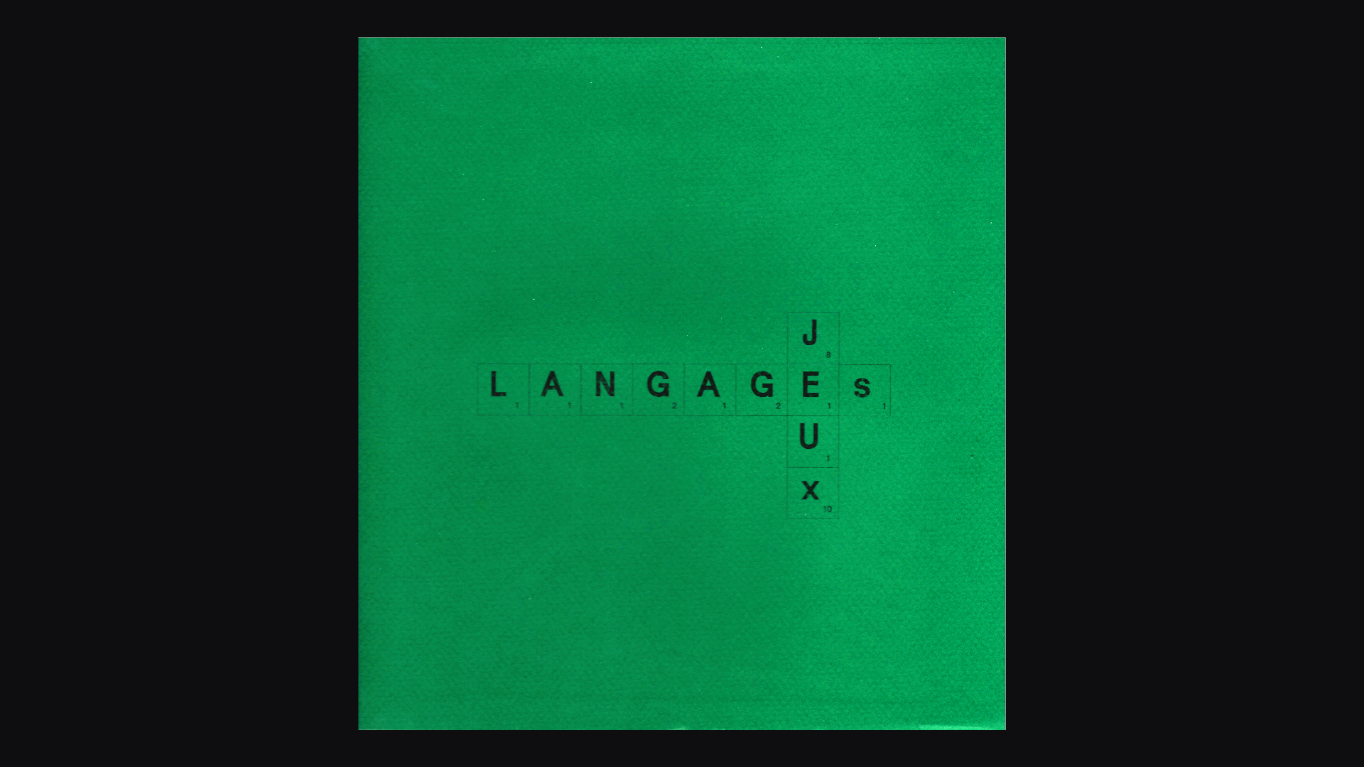 The box is closed, it is green and the title Langages|Jeux is printed in the center, in a Scrabble display: &ldquo;Langages&rdquo; is horizontal, &ldquo;Jeux&rdquo; is vertical, the letter E is used by both words at the same time.