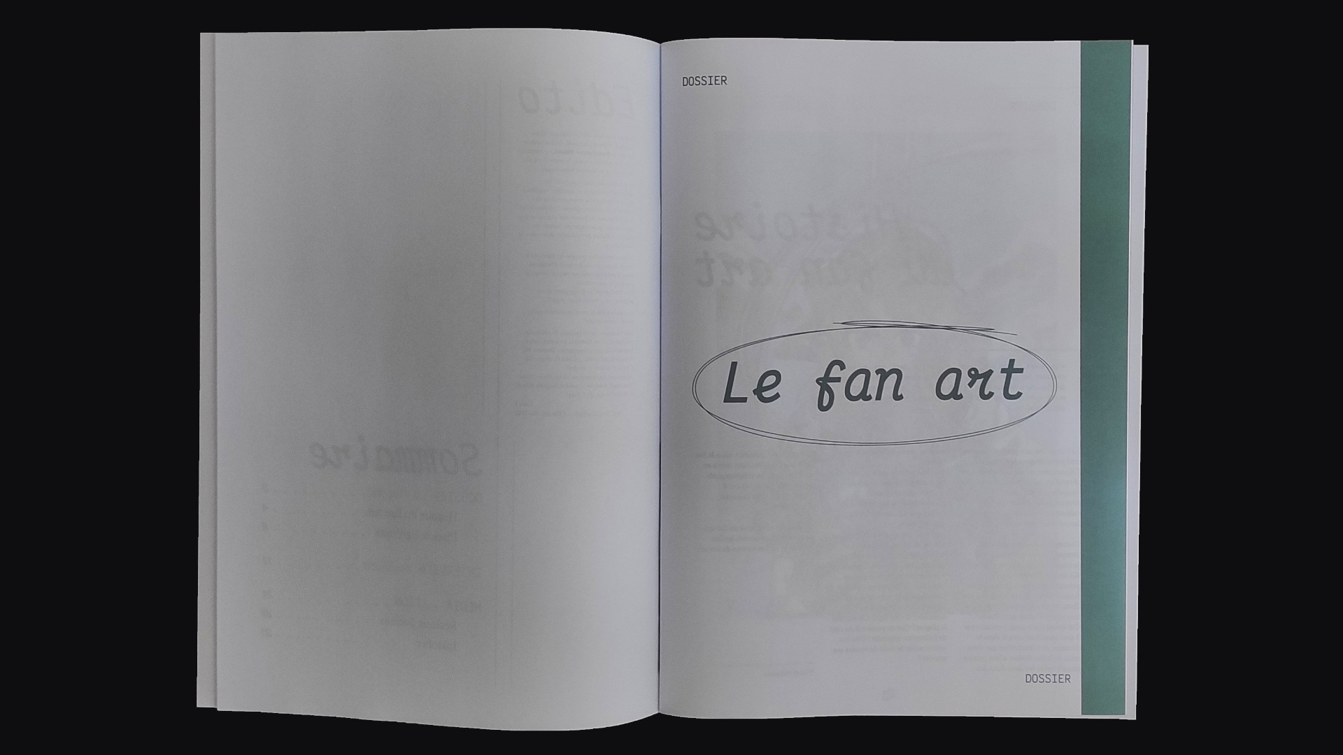 Spread from the first section’s title. The title is centered in the right page and circled. The right side of the page (from top to bottom) is coloured in teal, acting as a bookmark.